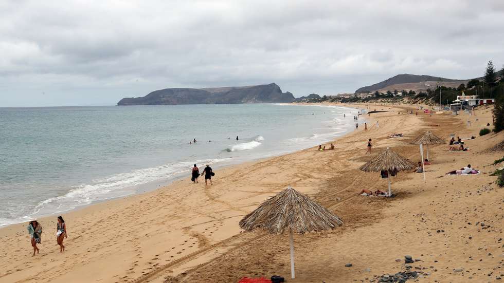 Turistas numa praia do Porto Santo, 06 de agosto de 2020. O impacto da covid-19 no setor do turismo no Porto Santo está a ser menor do que o inicialmente previsto, indicou hoje o presidente da Câmara Municipal, Idalino Vasconcelos, embora os hoteleiros apontem para taxas de ocupação baixas. (ACOMPANHA TEXTO DA LUSA). HOMEM DE GOUVEIA/LUSA