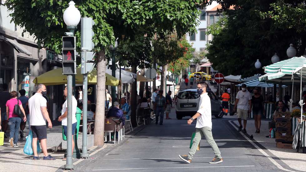 Governo Regional da Madeira determinou o uso obrigatório de máscara no espaço público a partir das 00:00 horas de hoje, no Funchal, 1 de agosto de 2020. HOMEM DE GOUVEIA/LUSA