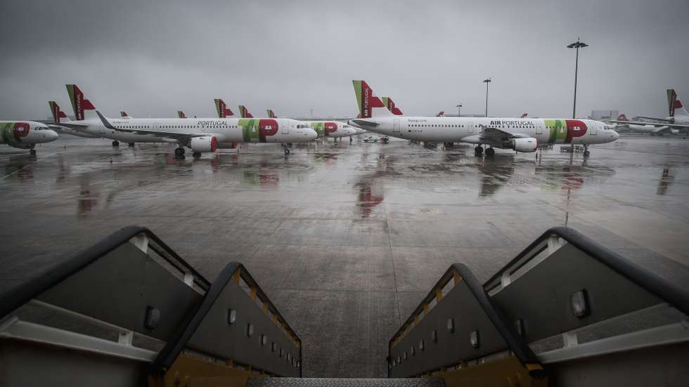 Aviões da TAP no aeroporto Humberto Delgado que se encontra encerrado para o tráfego de passageiros no âmbito das medidas excecionais de circulação para combater a situação epidemiológica da Covid-19, em Lisboa, 09 de abril de 2020. Todos os aeroportos nacionais encontram-se encerrados até às 24 horas de dia 13 para evitar circulação exterior para Portugal ou de Portugal para o exterior. MÁRIO CRUZ/LUSA