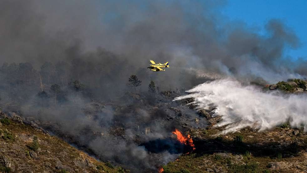 Um avião combate um incêndio no Parque Nacional da Peneda-Gerês que deflagrou pelas 05:00, em Lindoso, Ponte da Barca, Viana do Castelo, 08 de agosto de 2020. Às 17:30 o incêndio estava a ser combatido por 121 operacionais, 35 viaturas e 7 meios aéreos. ARMÉNIO BELO/LUSA