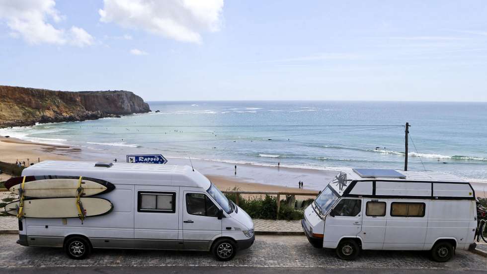 Empresários dos parques de campismo da costa do Algarve e do Alentejo exigem maior fiscalização das autocaravanas estacionadas junto às praias e alegam que o autocaravanismo “descontrolado provoca prejuízos de milhões” de euros ao setor, 31 de março de 2017. “Centenas de autocaravanas, 95% dos quais estrangeiras, pernoitam ilegalmente ao longo do ano junto às praias do sudoeste algarvio e da costa alentejana, sem que exista uma fiscalização eficaz para pôr termo a uma situação penalizadora dos empresários e da economia do país”, disse à agência Lusa Joaquim Lourenço, secretário da Associação dos Parques de Campismo do Alentejo e Algarve (APCAA).  (ACMPANHA TEXTO DE DIA 11 DE ABRIL DE 2017). LUÍS FORRA/LUSA