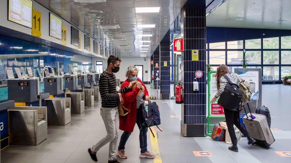 Passageiros fazem o 'check-in' no aeroporto de Ponta Delgada, no dia em que a companhia de aviação SATA Air Açores retoma gradualmente as ligações interilhas, em Ponta Delgada, ilha de São Miguel, Açores, 29 de maio de 2020, A operadora aérea reiniciará com uma operação reduzida, contando com a realização de um voo diário para todas as ilhas do Arquipélago, com exceção da ilha do Corvo, que terá ligações aéreas à segunda-feira, quarta-feira e sexta-feira, após terem sido suspensas devido à covid-19. EDUARDO COSTA/LUSA
