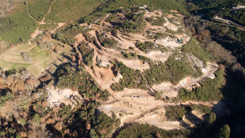 Imagem aérea das minas de lítio a céu aberto em Covas do Barroso, concelho de Boticas, 12 de janeiro de 2019. A população de Covas do Barroso, em Boticas, receia que a mina de lítio a céu aberto vá esventrar os montes e prejudicar a atividade agrícola e apícola e, por isso, uniu-se para travar o projeto. (ACOMPANHA TEXTO DE 15 DE JANEIRO DE 2019). PEDRO SARMENTO COSTA/LUSA