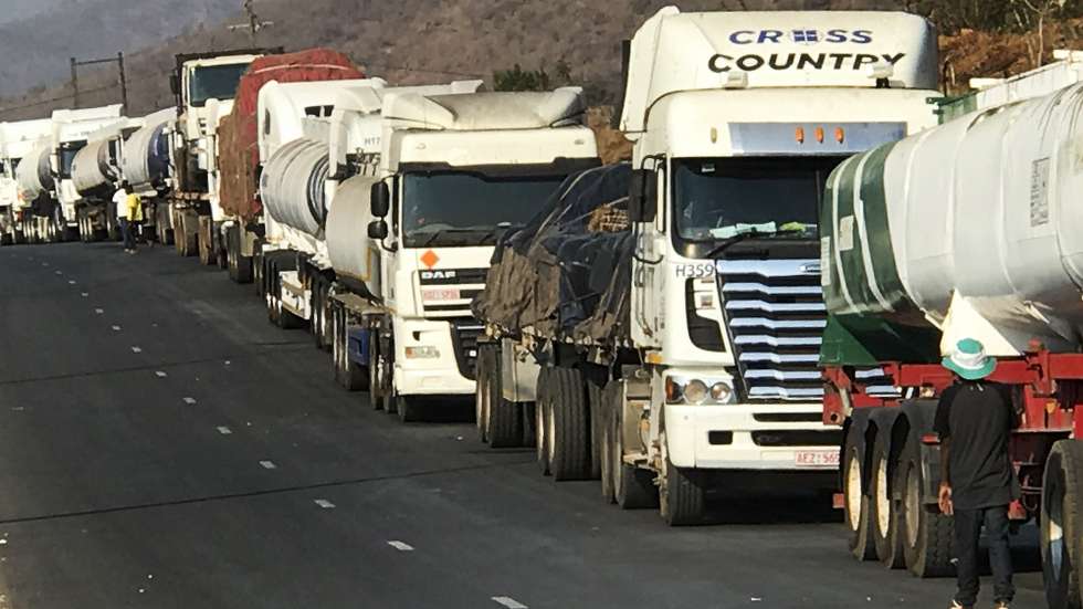Camiões estacionados à beira da estrada na fronteira de Machipanda, a principal terrestre entre Moçambique e Zimbabué - ligando o porto da Beira, no Oceano Índico, aos países africanos do interior, em Manica, Moçambique, 02 de setembro de 2020. Cerca de 200 camionistas atravessam por dia a fronteira de Machipanda segundo dados dos Serviços de Migração de Manica. Um grupo de 245 camionistas já foram colocados em quarentena em Manica, após estarem em países de risco e manifestarem sintomas leves, durante o primeiro Estado de Emergência que terminou em julho. (ACOMPANHA TEXTO DA LUSA DO DIA 05 DE SETEMBRO DE 2020). ANDRÉ CATUEIRA/LUSA