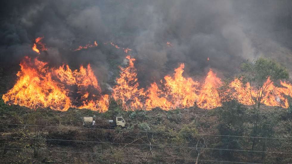 Bombeiros durante o combate ao incêndio florestal que lavra desde segunda-feira nos concelhos de Oliveira de Frades e Sever do Vouga, em Pisão, 08 de setembro de 2020. A Estrada Nacional (EN) 328 encontra-se hoje cortada entre as freguesias de Pessegueiro do Vouga e Talhadas, na saída para a Autoestrada 25 (A25), no concelho de Sever do Vouga, devido ao incêndio de Oliveira de Frades. PAULO NOVAIS/LUSA