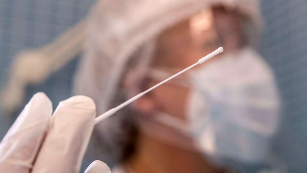 epa08639397 A health worker takes a swab sample for a coronavirus PCR test in a health center in Murcia, Spain, 01 September 2020.  EPA/Marcial GuillÃ©n