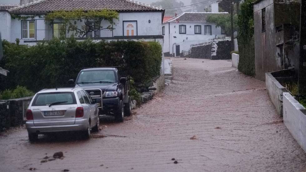 Nove pessoas tiveram de ser realojadas na ilha Terceira, no domingo, devido ao mau tempo que está a afetar os grupos central e oriental dos Açores, informou o Serviço Regional de Proteção Civil e Bombeiros dos Açores (SRPCBA)., 17 de junho de 2019. ANTÓNIO ARAÚJO/LUSA