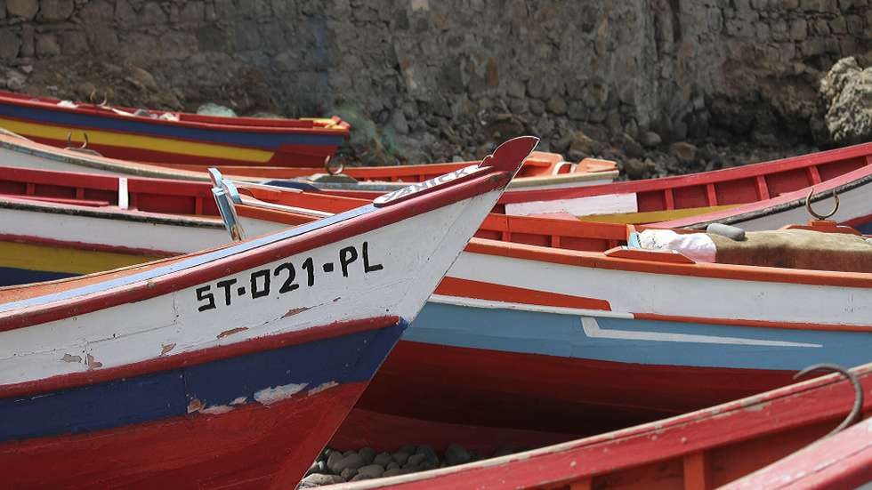 Barcos de pesca na praia