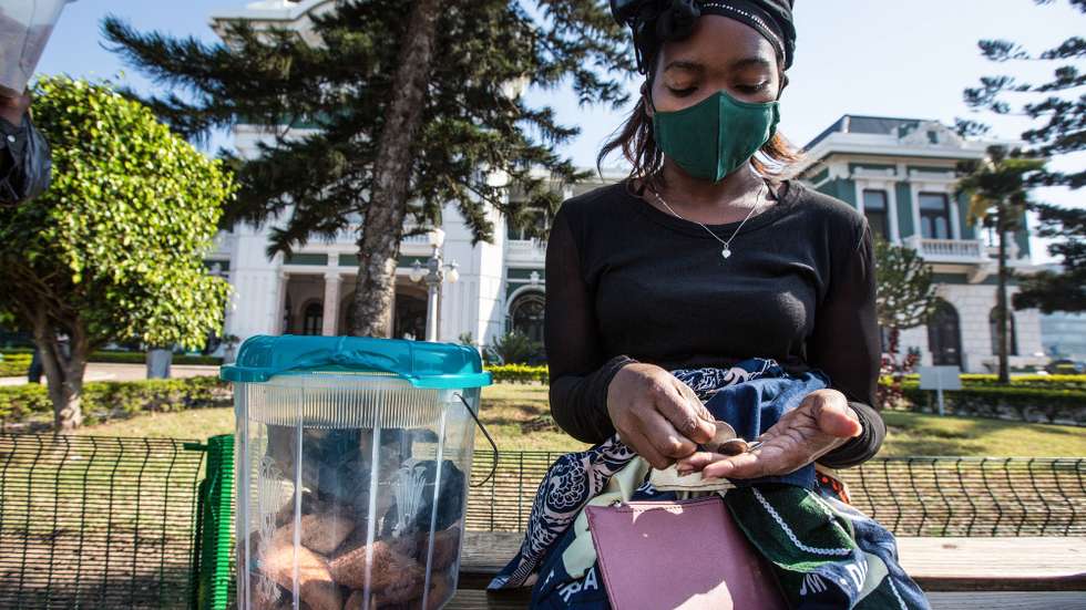 O mundo recomenda distanciamento devido à covid-19, mas os vendedores de rua em Moçambique desafiam a doença, vão ao encontro de quem passa e juntam-se em mercados informais, para fugir à fome, Maputo 27 julho 2020.(ACOMPANHA TEXTO DE 22 DE AGOSTO DE 2020). RICARDO FRANCO/LUSA