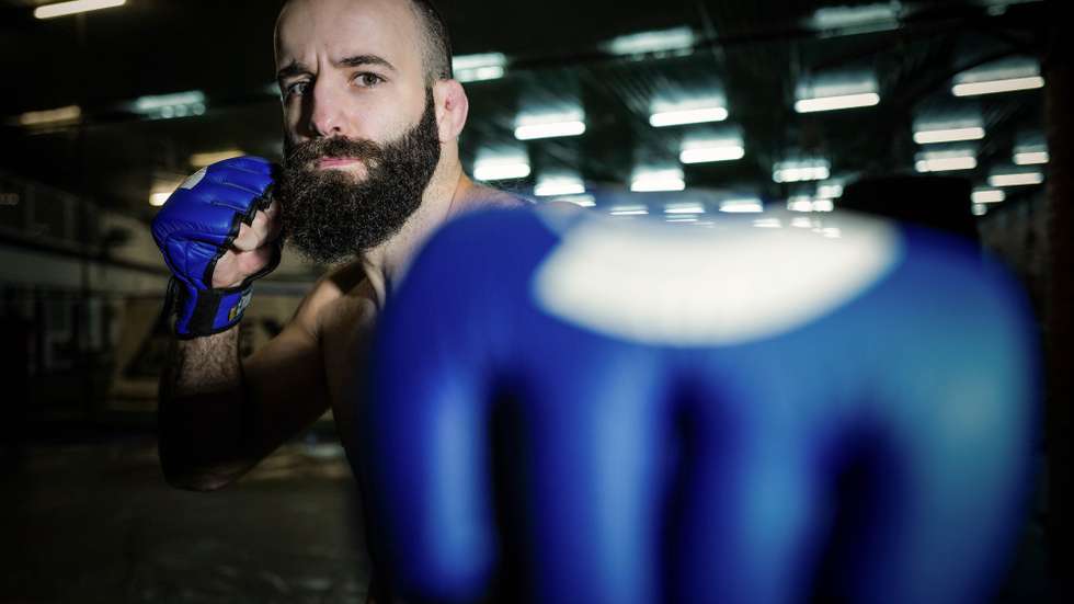 O lutador Pedro Carvalho, de 24 anos, que vai disputar título Bellator de MMA em março de 2020, posa para a fotografia durante um treino, em Guimarães, 19 de dezembro de 2019. Pedro Carvalho mostrou-se convicto da conquista do título mundial de artes marciais mistas (MMA), na categoria de peso-pena do circuito Bellator, após derrotar o brasileiro Patrício Freire, na "luta mais importante da carreira". (ACOMPANHA TEXTO DO DIA 13 DE FEVEREIRO DE 2020). HUGO DELGADO/LUSA