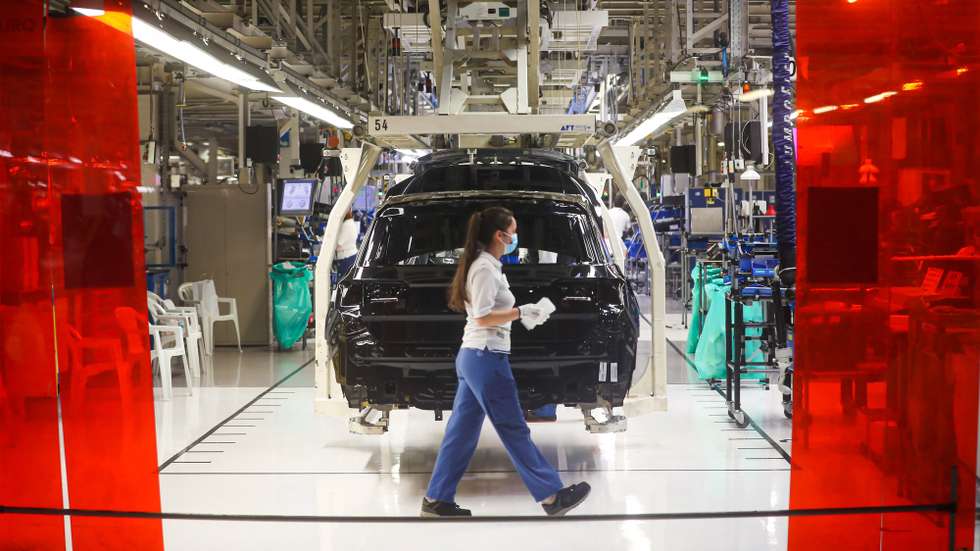 epa08419877 Autoeuropa employees work at the construction line for the Volkswagen T-Roc at Autoeuropa's plant in Palmela, Setubal, Portugal, 13 May 2020.  EPA/JOSE SENA GOULAO