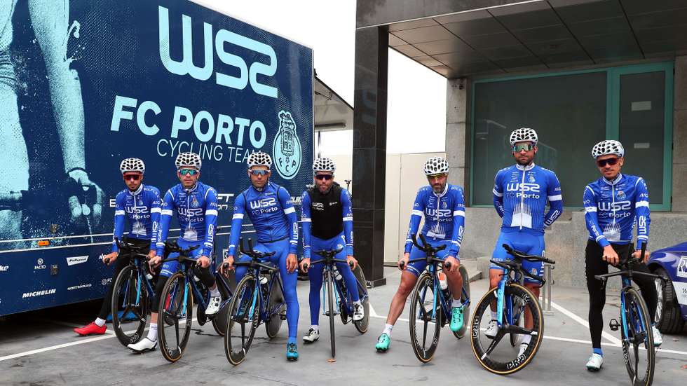 Os ciclistas da W52 - FC Porto: (Esq-Dir) João Rodrigues, Daniel Mestre, Rui Vinhas, Ricardo Mestre, Gustavo Veloso, Samuel Caldeira, Amaro Antunes, posam para a fotografia à partida para o último treino na véspera do arranque da edição especial da Volta a Portugal. A prova inicia-se amanhã com um prólogo de sete quilómetros (disputado em  contrarrelógio individual) no centro de Fafe. Guimarães, 26 de setembro de 2020. (ACOMPANHA TEXTO). NUNO VEIGA/LUSA