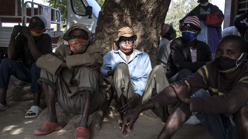 Deslocados da violência armada em Cabo Delgado reunidos no campo de deslocados de Manono, Metuge, Moçambique 22 de julho de 2020. "Não é impossível" cumprir as medidas nestes campos, diz Daniel Timme, chefe de comunicação do Fundo das Nações Unidas para a Infância (UNICEF), "mas é um processo educacional". (ACOMPANHA TEXTO DE 26 DE JULHO DE 2020). RICARDO FRANCO/LUSA
