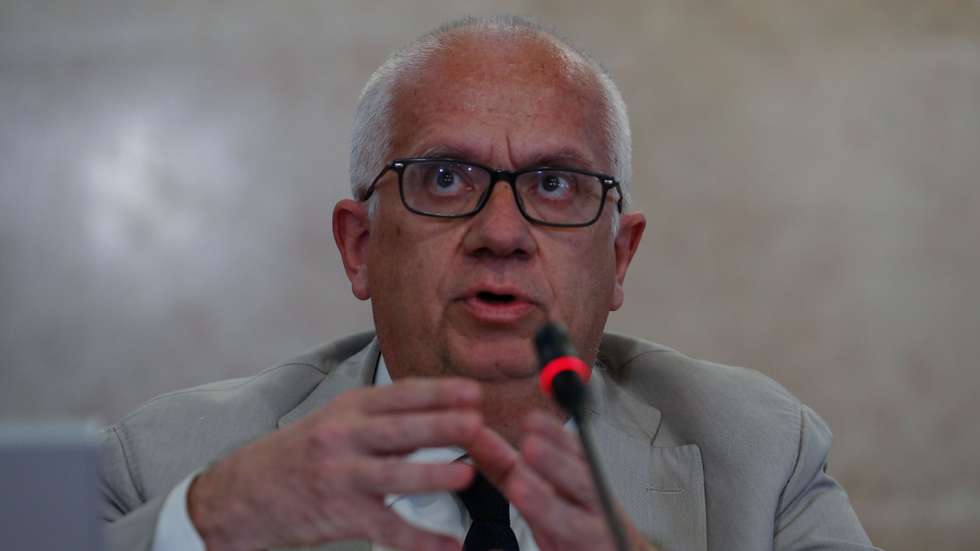 O ministro da Administração Interna, Eduardo Cabrita, durante a audição conjunta com a ministra da Agricultura, Maria do Céu Antunes (ausente na fotografia), na comissão de Agricultura e Mar, no âmbito dos acontecimentos nos abrigos "Cantinho das Quatro Patas" e "Abrigo de Paredes", na Assembleia da República, em Lisboa, 30 de julho de 2020. ANTÓNIO COTRIM/LUSA