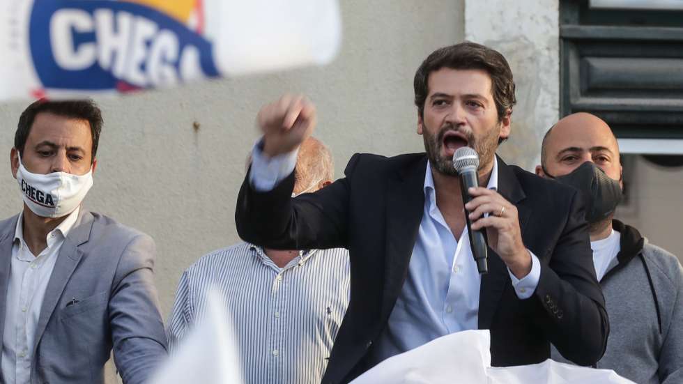 O Presidente do partido Chega, André Ventura, discursa durante o comicio/manifestação de "combate à pedofilia e à podridão do sistema político português" que percorreu as ruas da baixa de Lisboa até à Praça do Município, 04 de outubro de 2020. TIAGO PETINGA/LUSA