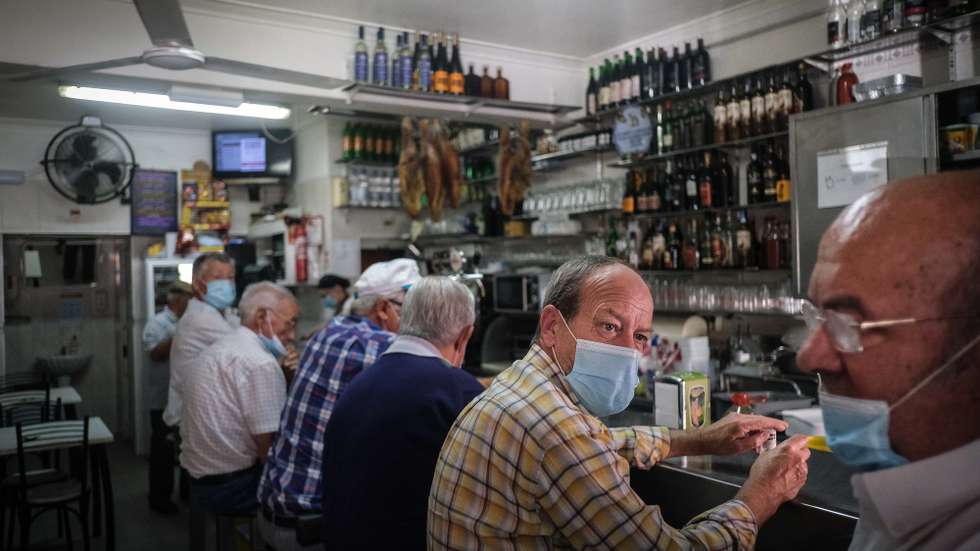 Pessoas no interior de um restaurante na Pontinha, Odivelas, 24 de junho de 2020. O governo determinou medidas mais restritivas para a Área Metropolitana de Lisboa devido ao aumento dos casos de covid-19. Odivelas é um dos concelhos onde todas as freguesias encontram-se com vigilância mais apertada. (ACOMPANHA TEXTO DA LUSA DO DIA 25 DE JUNHO DE 2020). MÁRIO CRUZ/LUSA