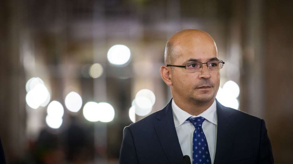 O ministro das Finanças, João Leão, fala aos jornalistas momentos após  entregar ao presidente da Assembleia da República, Ferro Rodrigues (ausente da foto), o Orçamento de Estado para 2021, na Assembleia da República, em Lisboa, 12 de outubro de 2020. JOSÉ SENA GOULÃO/LUSA