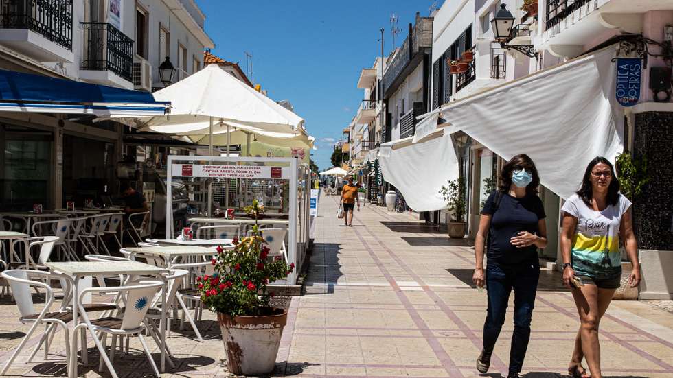 A reabertura das fronteiras luso-espanholas, após três meses e meio encerradas devido à pandemia de covid-19, é aguardada com expectativa por comerciantes de Vila Real de Santo António, que atravessam graves dificuldades sem a habitual clientela espanhola, Vila Real de Santo António, Faro, 17 de junho de 2020, A agência Lusa esteve na localidade algarvia localizada na foz do rio Guadiana e na fronteira fluvial com a localidade espanhola de Ayamonte, fechada desde meados de março, e constatou o impacto negativo que a falta de visitantes, sobretudo espanhóis, mas também de outras nacionalidades, está a ter na economia local, baseada na restauração e lojas de atoalhados. ( ACOMPANHA TEXTO DE 18 DE JUNHO DE 2020). LUÍS FORRA / LUSA