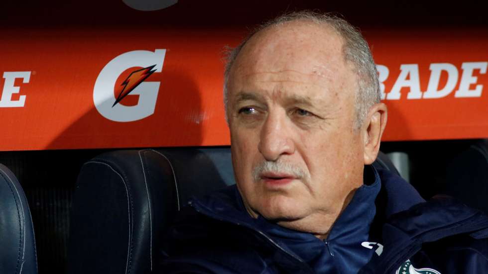epa07736264 Palmeiras' head coach Luiz Felipe Scolari watches on during a Copa Libertadores match between Palmeiras of Brazil and Godoy Cruz of Argentina in Mendonza, Argentina, 23 July 2019.  EPA/DIEGO PARES