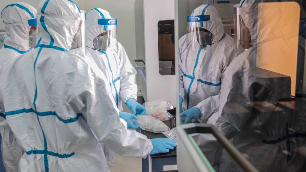 Equipe do cientista angolano Dr. Valdemar Tchipenhe que coordena o Centro de Diagnóstico Laboratorial de Viana que trabalha no diagnóstico das infeções por covid-19 em Angola, Luanda, 25 de setembro de 2020. (ACOMPANHA TEXTO DE 12/10/2020) AMPE ROGÉRIO/LUSA