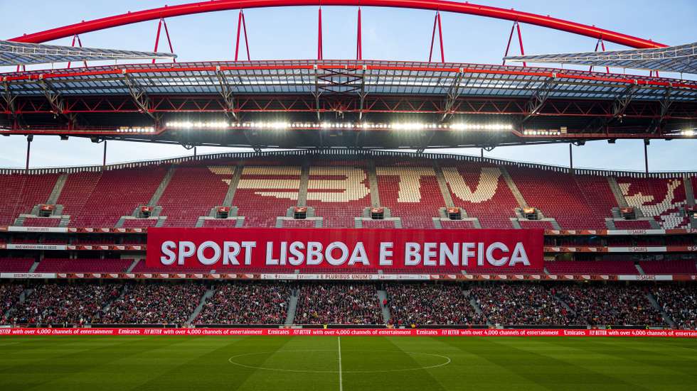 Adeptos aguardam a chegada dos jogadores antes do primeiro treino do ano 2020, que foi aberto ao público, no Estádio da Luz, em Lisboa, 01 de janeiro de 2020. JOSÉ SENA GOULÃO/LUSA