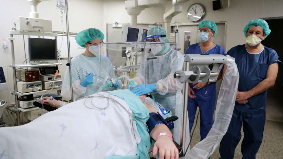 O bastonário da Ordem dos Médicos, Miguel Guimarães (2-D), acompanhado pelo diretor do departamento de cirurgia do Hospital de Santo António (HSA), Eurico Castro Alves (D), durante a entrega de câmaras de proteção profissional ao ato de entubação para reduzir o risco de contágio pelo novo coronavírus e outros agentes infeciosos no meio hospitalar, no Hospital de Santo António, no Porto, 27 de abril de 2020. ESTELA SILVA/LUSA