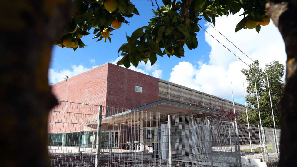 Fachada da Escola Secundária Públia Hortência de Castro, um dos estabelecimentos de ensino encerrados hoje em Vila Viçosa e no vizinho concelho de Borba, devido ao aumento de casos de Covid-19 nas comunidades, em Vila Viçosa, 23 de outubro de 2020. NUNO VEIGA/LUSA