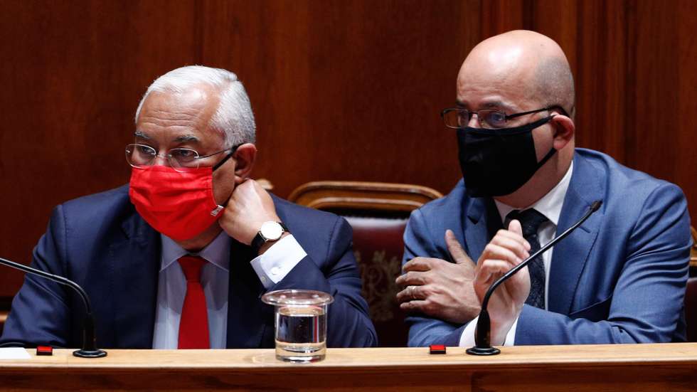 O primeiro-ministro, António Costa (E), ladeado pelo ministro de Estado e das Finanças, João Leão (D), durante o debate parlamentar de discussão na generalidade do Orçamento do Estado para 2021 (OE2021), na Assembleia da República, em Lisboa, 27 de outubro de 2020. ANTÓNIO COTRIM/LUSA