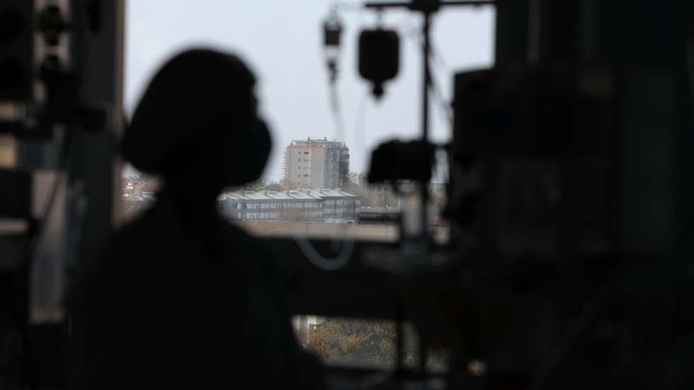 Silhueta de uma profissional de saúde do serviço de cuidados intensivos Neurocríticos do Hospital de São João, no Porto, 26 de outubro de 2020. As “doenças de inverno” que habitualmente lotam os serviços dos hospitais ainda não chegaram, mas no Centro Hospitalar Universitário de São João há alas esgotadas devido à “pressão” da covid-19, algo que os especialistas veem com “muita preocupação”. (ACOMPANHA TEXTO DA LUSA DO DIA 28 DE OUTUBRO DE 2020). ESTELA SILVA/LUSA