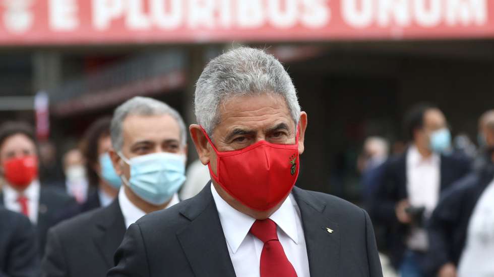O candidato à presidência do Sport Lisboa Benfica, Luis Filipe Vieira, à chegada para exercer o seu direito de voto para as eleições do clube, no Estádio da Luz, em Lisboa, 28 de outubro de 2020. ANTÓNIO PEDRO SANTOS/LUSA