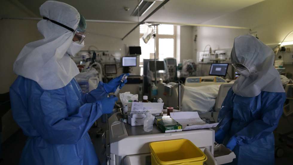 Enfermeiras preparam a medicação de vários pacientes na Unidade de Cuidados Intensivos Covid 19 do Hospital Santa Maria em Lisboa, 27 de outubro de 2020. A urgência dedicada aos casos suspeitos de covid-19 do Hospital Santa Maria, em Lisboa, reflete a evolução da pandemia em Portugal com doentes a avolumarem-se à porta para realizar o teste e no interior a capacidade quase esgotada. O medo de perder o emprego leva muitos doentes com covid-19 a esconderem que estão infetados e a continuar a trabalhar, disseminando a doença que, nesta fase, começa a ser um caso também social e que leva a muitos internamentos no Santa Maria. (ACOMPANHA TEXTO DA LUSA DE 30 DE OUTUBRO DE 2020) TIAGO PETINGA/LUSA