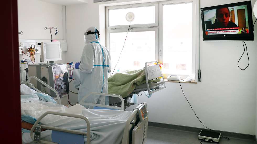 CONJUNTO DE 20 FOTOGRAFIAS: 12-20: Um enfermeiro conversa com dois doentes com covid-19 enquanto fazem diálise, na enfermaria 1 para covid-19 no Hospital do Espírito Santo, em Évora, 23 de abril de 2020. Na região de Portugal Continental com o menor número de casos confirmados de covid-19, os atuais internados com a doença no hospital de Évora “contam-se pelos dedos de uma mão”, mas a unidade hospitalar está preparada para um cenário pior. (ACOMPANHA TEXTO DO DIA 26 DE ABRIL DE 2020). NUNO VEIGA/LUSA