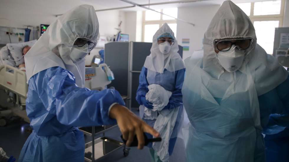 Enfermeiras preparam a medicação de vários pacientes na Unidade de Cuidados Intensivos Covid 19 do Hospital Santa Maria em Lisboa, 27 de outubro de 2020. A urgência dedicada aos casos suspeitos de covid-19 do Hospital Santa Maria, em Lisboa, reflete a evolução da pandemia em Portugal com doentes a avolumarem-se à porta para realizar o teste e no interior a capacidade quase esgotada. O medo de perder o emprego leva muitos doentes com covid-19 a esconderem que estão infetados e a continuar a trabalhar, disseminando a doença que, nesta fase, começa a ser um caso também social e que leva a muitos internamentos no Santa Maria. (ACOMPANHA TEXTO DA LUSA DE 30 DE OUTUBRO DE 2020) TIAGO PETINGA/LUSA