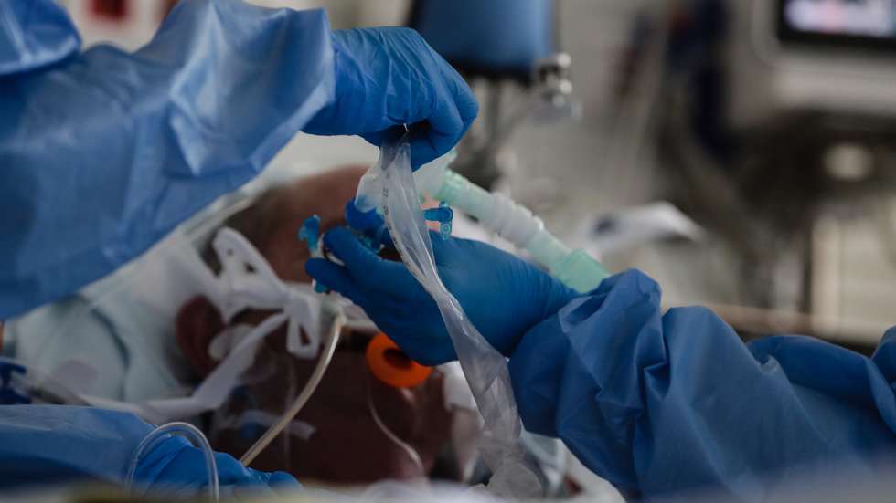 Enfermeiras cuidam de um paciente hospitalizado na Unidade de Cuidados Intensivos Covid 19 do Hospital Santa Maria em Lisboa, 27 de outubro de 2020. A urgência dedicada aos casos suspeitos de covid-19 do Hospital Santa Maria, em Lisboa, reflete a evolução da pandemia em Portugal com doentes a avolumarem-se à porta para realizar o teste e no interior a capacidade quase esgotada. O medo de perder o emprego leva muitos doentes com covid-19 a esconderem que estão infetados e a continuar a trabalhar, disseminando a doença que, nesta fase, começa a ser um caso também social e que leva a muitos internamentos no Santa Maria. (ACOMPANHA TEXTO DA LUSA DE 30 DE OUTUBRO DE 2020) TIAGO PETINGA/LUSA