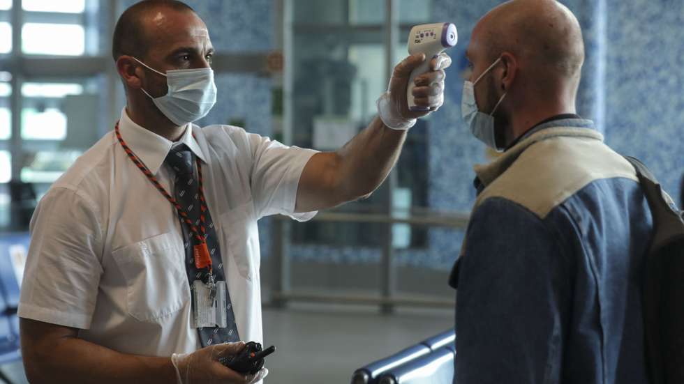 Um funcionário do Aeroporto de Lisboa mede a temperatura a um passageiro antes deste embarcar num voo da Transavia para Nantes na retoma desta rota, no dia de atribuição do selo do Turismo de Portugal Clean &amp; Safe ao Aeroporto de Lisboa, 15 de junho de 2020. O selo distingue as atividades turisticas e outras relacionadas com o setor, que asseguram os requisitos de higiene e limpeza para prevenção e controlo da Covid-19. MIGUEL A. LOPES/LUSA