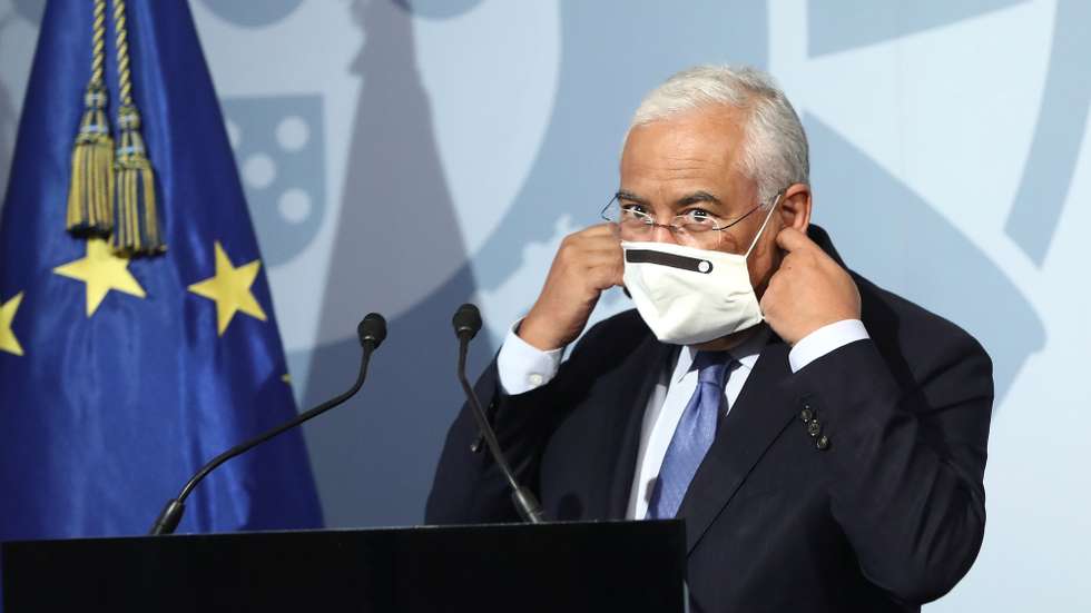O primeiro-ministro, António Costa, retira a máscara de proteção respiratória para intervir durante a assinatura dos protocolos Campanha Natal 2020 – Compre cuidando de todos, no Salão Nobre do Ministério da Economia e Transição Digital, em Lisboa, 04 de novembro de 2020. Através da ferramenta digital criada para o efeito, os comerciantes que adiram à iniciativa assumirão o compromisso de permitir que os produtos comprados nos seus estabelecimentos entre hoje e 25 de dezembro possam ser trocados até ao dia 31 de janeiro de 2021, ANTÓNIO PEDRO SANTOS/LUSA