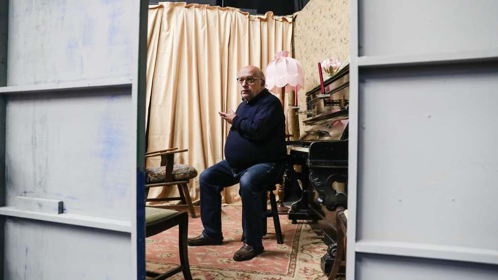 O encenador Jorge Silva Melo fala durante uma entrevista à agência Lusa, no Teatro da Politécnica, em Lisboa, 06 de novembro de 2020. A coleção "Livrinhos de Teatro", criada pela Cotovia em parceria com os Artistas Unidos, vai passar a ser editada por uma nova pequena editora a partir de janeiro, mas o sonho de publicar Brecht e Beckett completos ficou suspenso. (ACOMPANHA TEXTO DA LUSA DO DIA 11 DE NOVEMBRO DE 2020). TIAGO PETINGA/LUSA