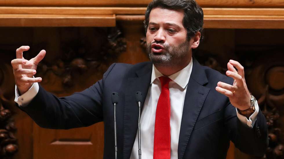O presidente do partido Chega, André Ventura, intervém durante o debate para votação do projeto de decreto presidencial de estado de emergência entre 09 e 23 de novembro, na Assembleia da República, em Lisboa, 06 de novembro de 2020. O parlamento vai debater e votar o projeto de decreto do Presidente da República que declara o estado de emergência em Portugal entre 09 e 23 de novembro para permitir medidas de contenção da covid-19. MANUEL DE ALMEIDA/LUSA