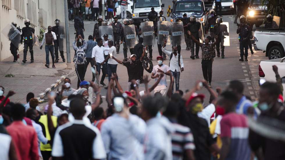 epa08778700 Angolan police disperses with tear gas about a hundred young people who were concentrated in front of the Luanda Provincial Court and blocked the access streets to the building, Luanda, Angola, 27 October 2020. This is the second day that the surrounding area of the court, the Dona Ana Joaquina Palace, in downtown Luanda, is occupied by young people who are demanding the release of the demonstrators arrested on 24 October and promised to remain there until night.  EPA/AMPE ROGERIO
