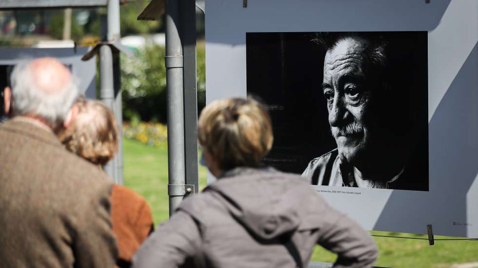 epa08649390 People visit an exhibition honoring late Uruguayan writer Mario Benedetti (1920-2009) in Montevideo, Uruguay, 05 September 2020.  EPA/RAuL MARTINEZ