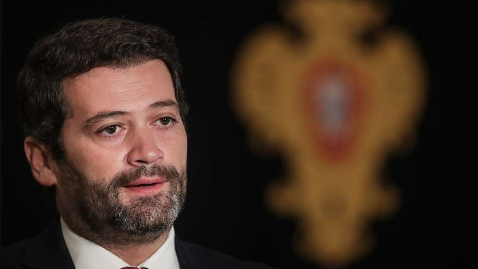 O deputado do Chega, André Ventura, fala aos jornalistas após uma audiência com o Presidente da República, Marcelo Rebelo de Sousa (ausente da fotografia), no Palácio de Belém, em Lisboa, 17 de novembro de 2020. O Presidente da República recebe, entre 17 e 18 de novembro, os partidos com representação parlamentar, para os ouvir sobre o Orçamento do Estado para 2021, a situação de pandemia e o estado de emergência. MÁRIO CRUZ/LUSA