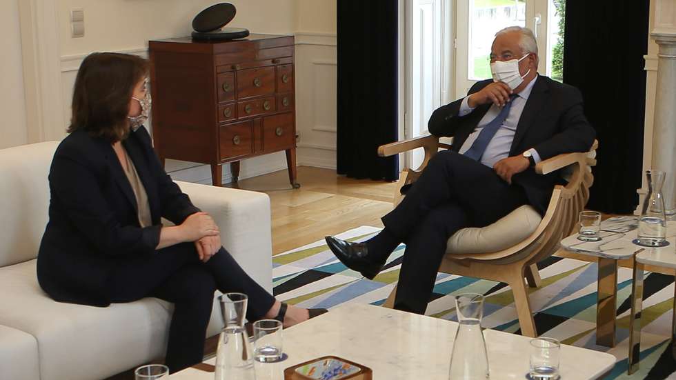 O primeiro-ministro, António Costa (D), conversa com a coordenadora do Bloco de Esquerda (BE), Catarina Martins (E), durante uma reunião no Palácio de São Bento para analisar a situação epidemiológica da Covid-19, antes de o Governo tomar decisões sobre a segunda fase do desconfinamento, em Lisboa, 14 de maio de 2020. O objetivo do Governo, com este calendário faseado de reabertura, "é medir em cada 15 dias os impactos da medida anterior, vendo se é possível ou não dar mais um passo". ANTÓNIO PEDRO SANTOS/LUSA