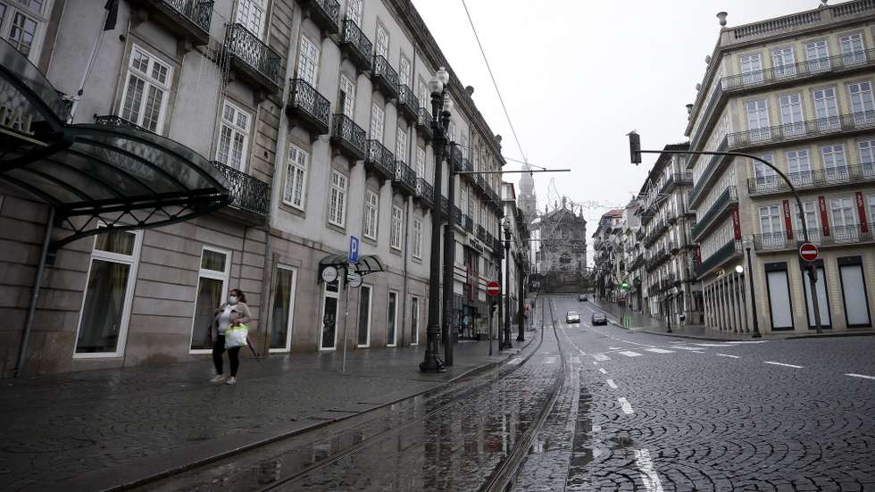 Uma mulher na Avenida dos Aliados durante o recolher obrigatório do estado de emergência no âmbito das medidas de contenção da covid-19, no Porto, 15 de novembro de 2020. Com 191 concelhos em risco em Portugal, o Conselho de Ministros decretou o encerramento de todos os estabelecimentos comerciais e restauração a partir das 13h00 até às 08h00 do dia seguinte, tanto no sábado como no domingo, para além do confinamento obrigatório para toda a população dos concelhos em risco a partir das 13h. MANUEL FERNANDO ARAÚJO/LUSA