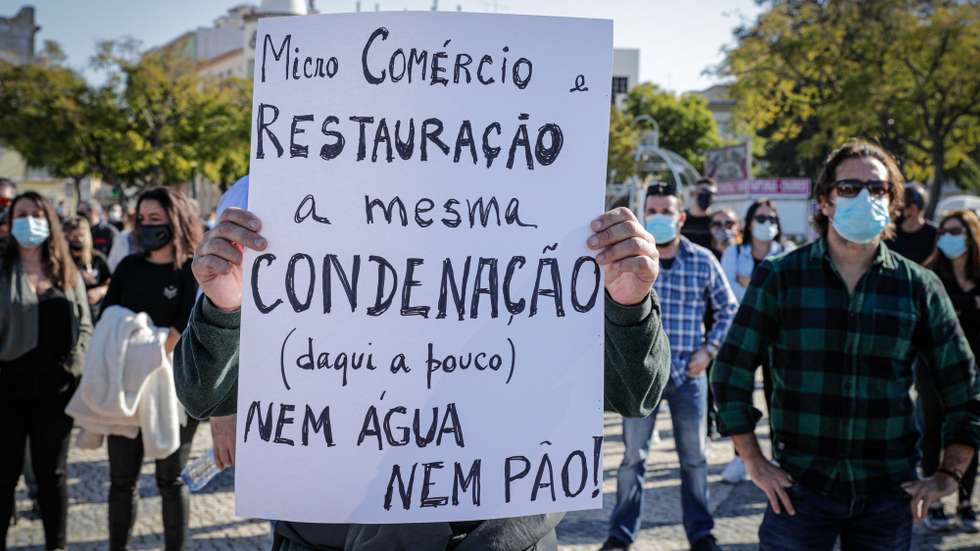 Manifestação de empresários e trabalhadores do setor da restauração, organizada pelo movimento " A pão e Água " em protesto pelo alegado "esquecimento " a que foram votados com as medidas do governo de apoio à covid-19, Faro, 21 de novembro de 2020. LUÍS FORRA/LUSA