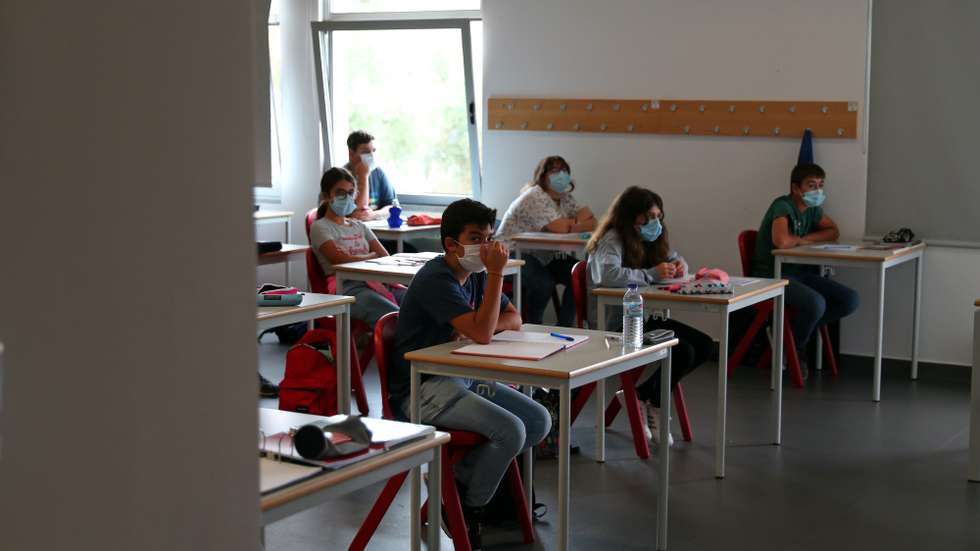 Alunos numa sala de aulas da Escola Básica Nossa Senhora da Luz, durante a visita dos ministros da Administração Interna e da Educação, para assistir a uma ação de sensibilização, dada a situação epidemiológica atual, que as Forças de Segurança estão a desenvolver em meio escolar, Arronches, 23 de setembro de 2020. NUNO VEIGA/LUSA