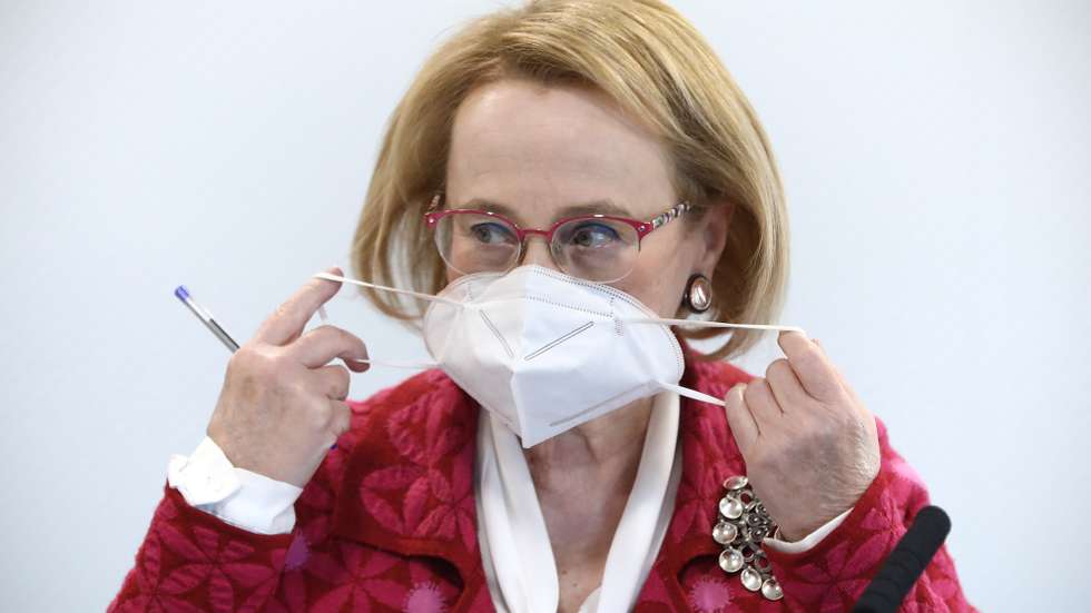 A diretora-geral da Saúde, Graça Freitas, retira a sua máscara de proteção respiratória à chegada para a conferência de imprensa de atualização da situação epidemiológica em Portugal, relativa à infeção pelo novo coronavírus (Covid-19), realizada no Ministério da Saúde, em Lisboa, 23 de novembro de 2020. Portugal regista até ao momento 3.971 (+74) mortes associadas à Covid-19 e 264.802 (+4.004) infetados, segundo o boletim divulgado pela Direção-Geral da Saúde (DGS). ANTÓNIO PEDRO SANTOS/POOL/LUSA
