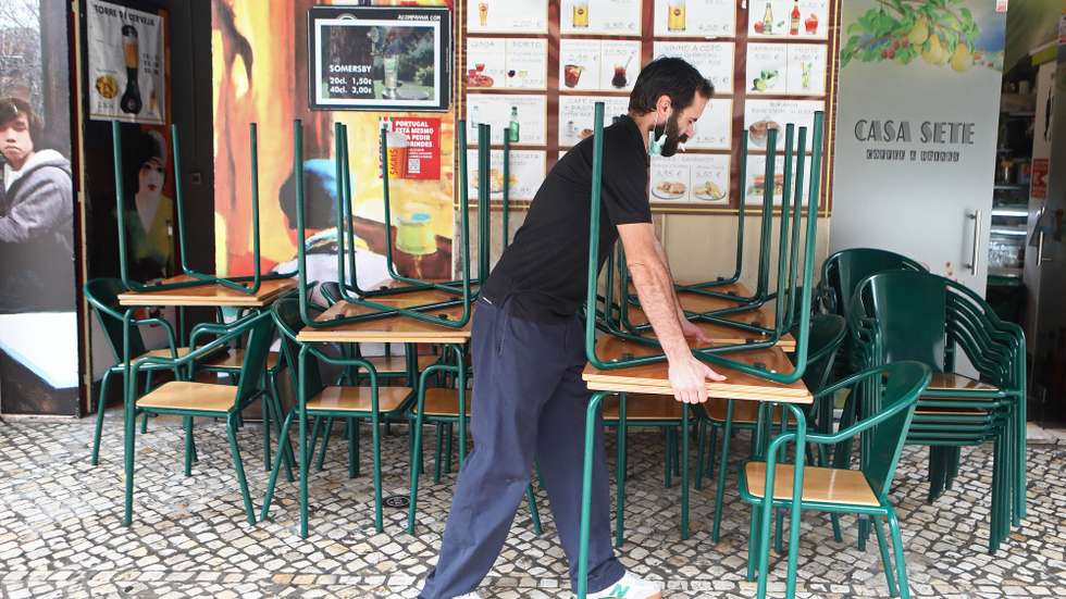 O funcionário de um restaurante encerra o espaço às 13h, horas do início do recolher obrigatório do estado de emergência no âmbito das medidas de contenção da covid-19, em Lisboa, 14 de novembro de 2020. Com 191 concelhos em risco em Portugal, o Conselho de Ministros decretou o encerramento de todos os estabelecimentos comerciais e restauração a partir das 13h00 até às 08h00 do dia seguinte, tanto no sábado como no domingo, para além do confinamento obrigatório para toda a população dos concelhos em risco a partir das 13h. ANTÓNIO PEDRO SANTOS/LUSA