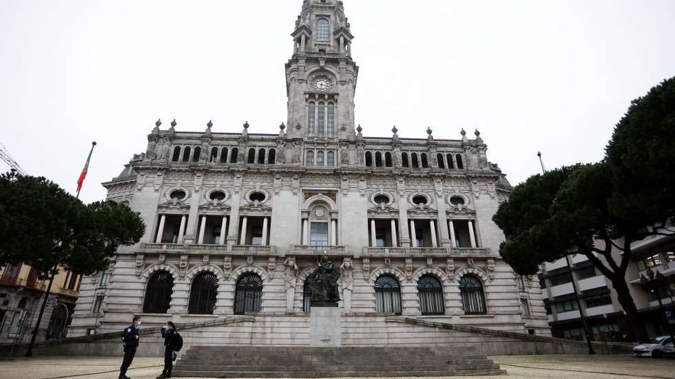 Dois Polícias conversam junto à Câmara Municipal do Porto durante o recolher obrigatório do estado de emergência no âmbito das medidas de contenção da covid-19, no Porto, 15 de novembro de 2020. Com 191 concelhos em risco em Portugal, o Conselho de Ministros decretou o encerramento de todos os estabelecimentos comerciais e restauração a partir das 13h00 até às 08h00 do dia seguinte, tanto no sábado como no domingo, para além do confinamento obrigatório para toda a população dos concelhos em risco a partir das 13h. MANUEL FERNANDO ARAÚJO/LUSA