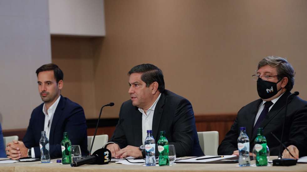 O presidente do conselho de administração da Media Capital, Mário Ferreira (C), ladeado pelos vice-presidentes, Luís Cunha Velho (D) e Paulo Gaspar (E), responde aos jornalistas durante a conferência de imprensa, em  Lisboa, 24  de novembro de 2020. A ERC notificou a Media Capital de que se mantém a falta de transparência da titularidade das participações qualificadas, poderá retirar os direitos de voto a esses acionistas e obrigá-los a depositar as ações. ANTÓNIO COTRIM/LUSA