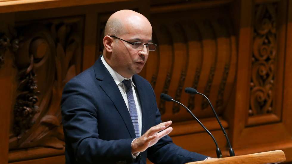 O ministro das Finanças, João Leão, intervém durante a sessão plenária para a votação do Orçamento do Estado 2021 (OE2021), na Assembleia da República, em Lisboa, 26 de novembro de 2020. MANUEL DE ALMEIDA/LUSA